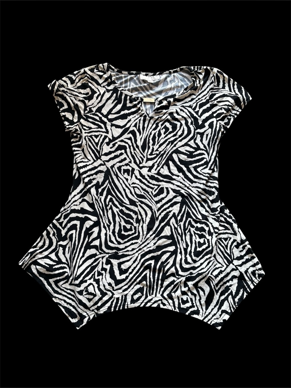 ✨ Black & white
zebra print blouse with ruffle sleeves and a tie at the neck.✨